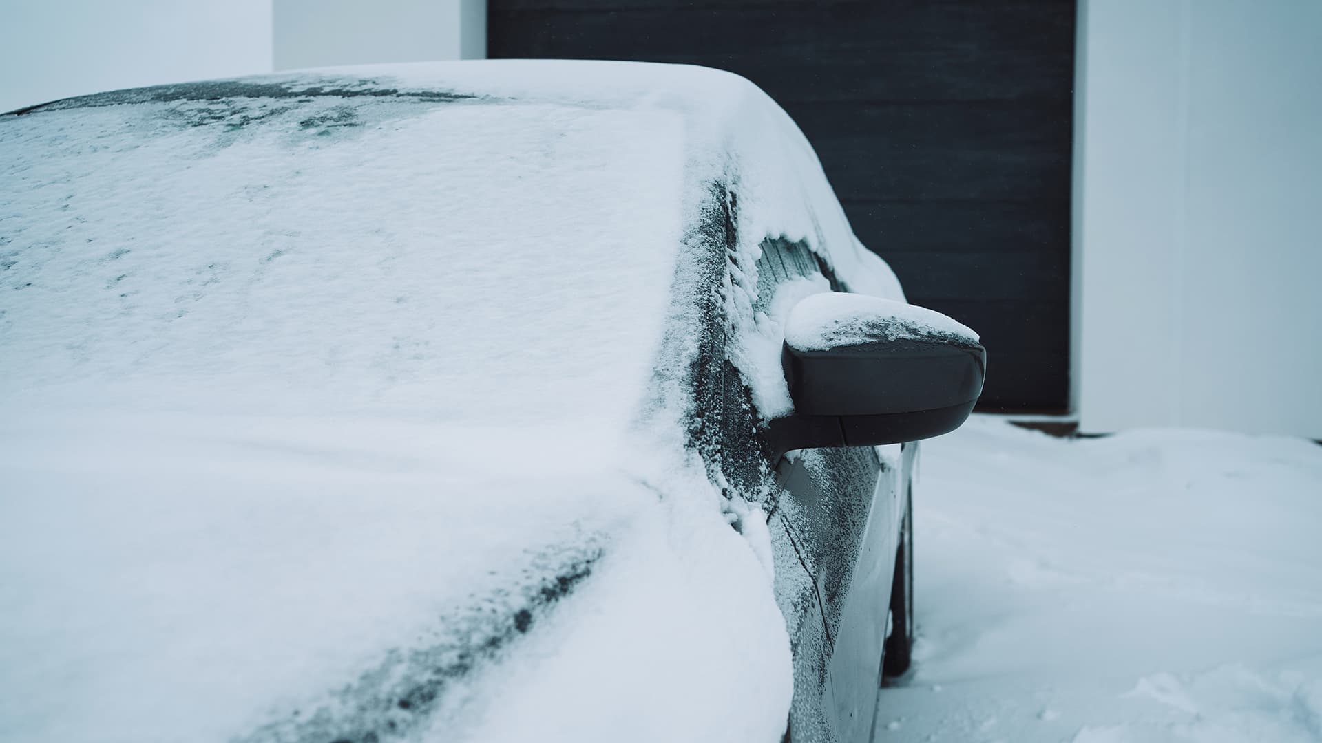 Autotallin ovia on mahdollista vaihtaa mihin vuodenaikaan tahansa, talvellakin