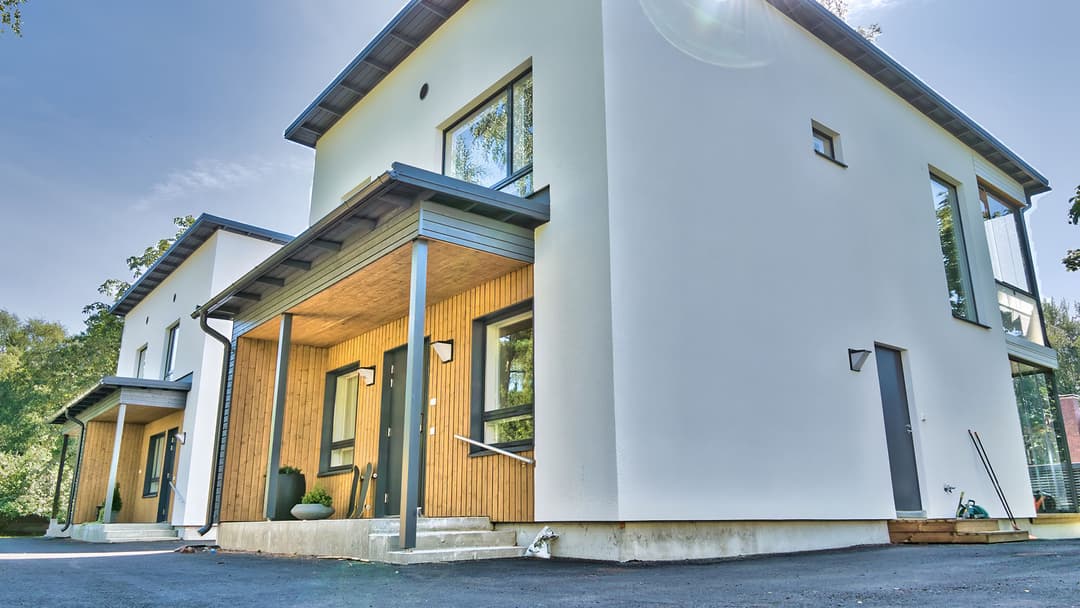 Espoon Mankkaalle rakentunut pari/erillistalo sai julkisivupinnoitteekseen SerpoVent-levyrappausjärjestelmän.