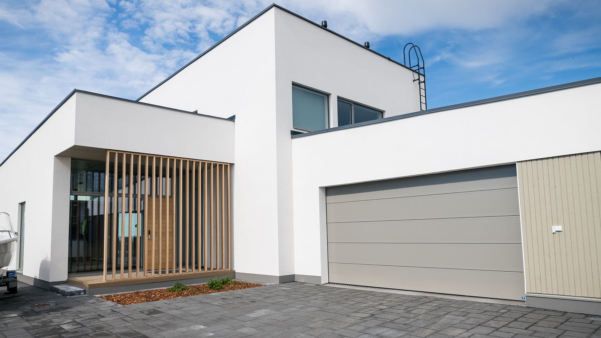 Turvallinen sekä energiatehokas - autotallinovi, joka tunnistaa myös esteen