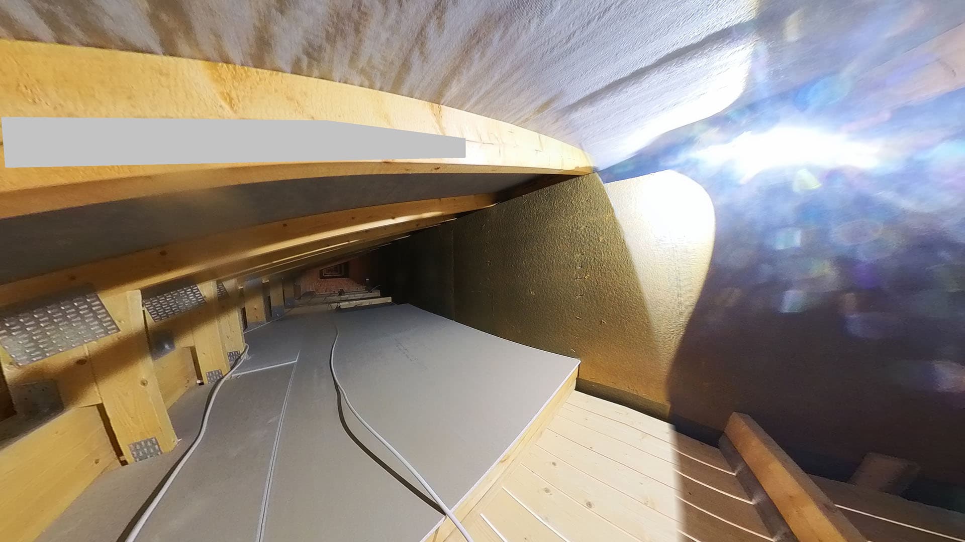 <p data-block-key="mokc9">Kuva 4. Sisäänkäyntikatoksen osastoimaton ontelo. Palo-osastointi päättyy ns. lämpörajalle, joka kuvassa oikealla tuulensuojalevyn kohdalla. Kuva: J-P Laakso / SPPL.</p>