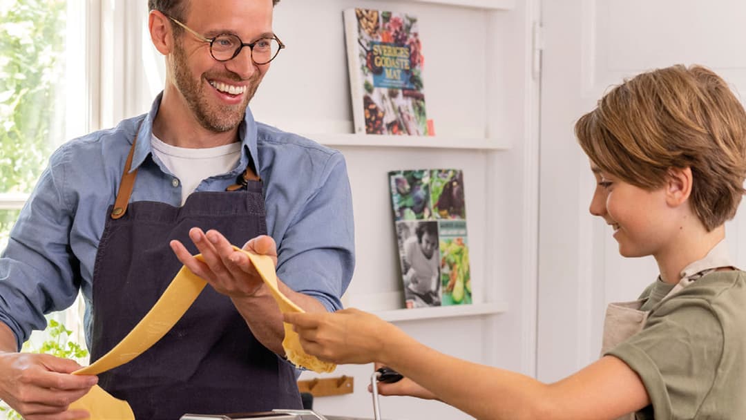 NIBE S1256. Isä ja poika valmistavat ruokaa kodin keittiössä.