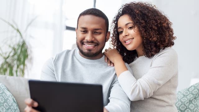 Pariskunta tutkii tablettia