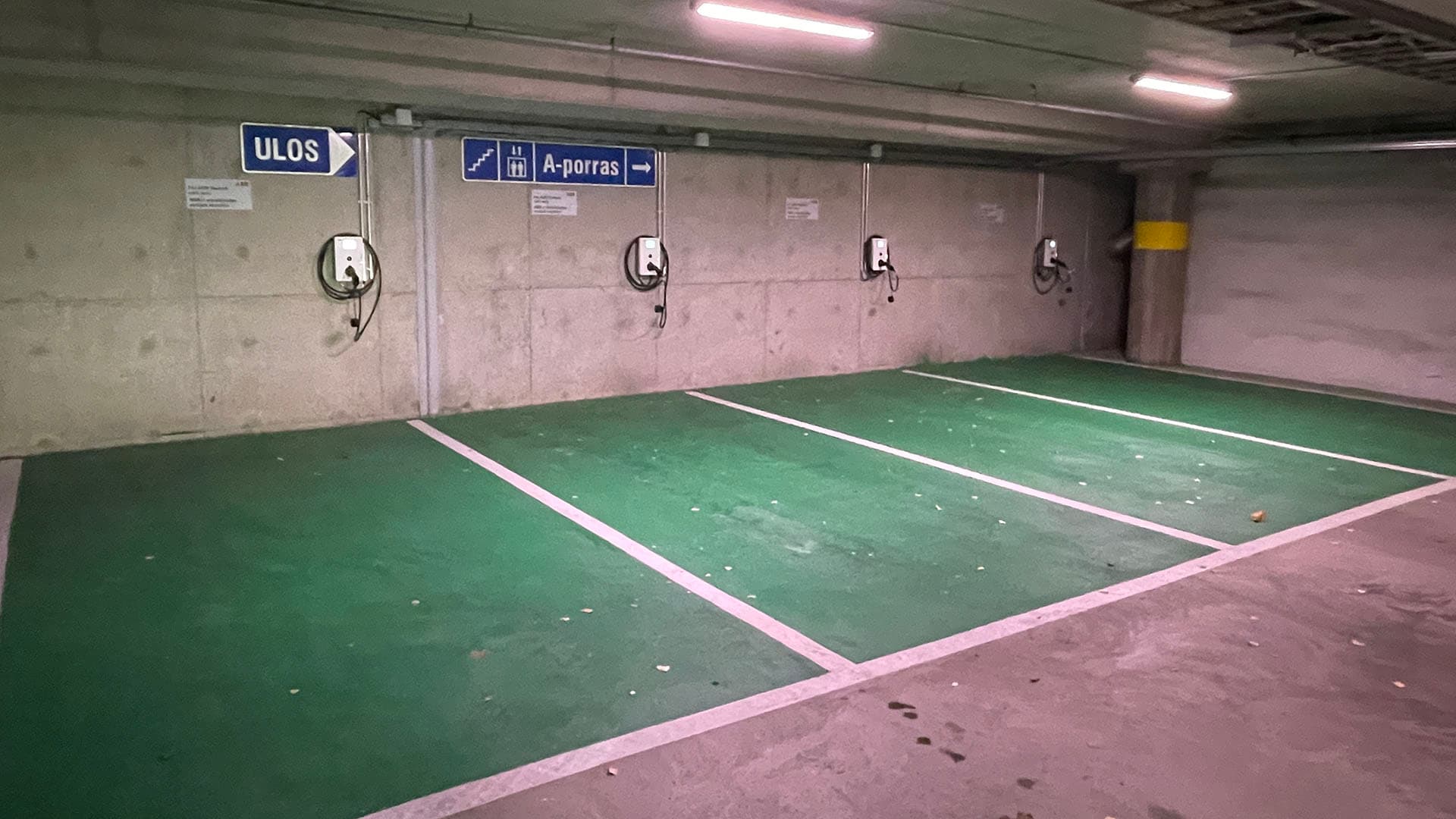 Sähköauton latauspisteitä parkkihallissa