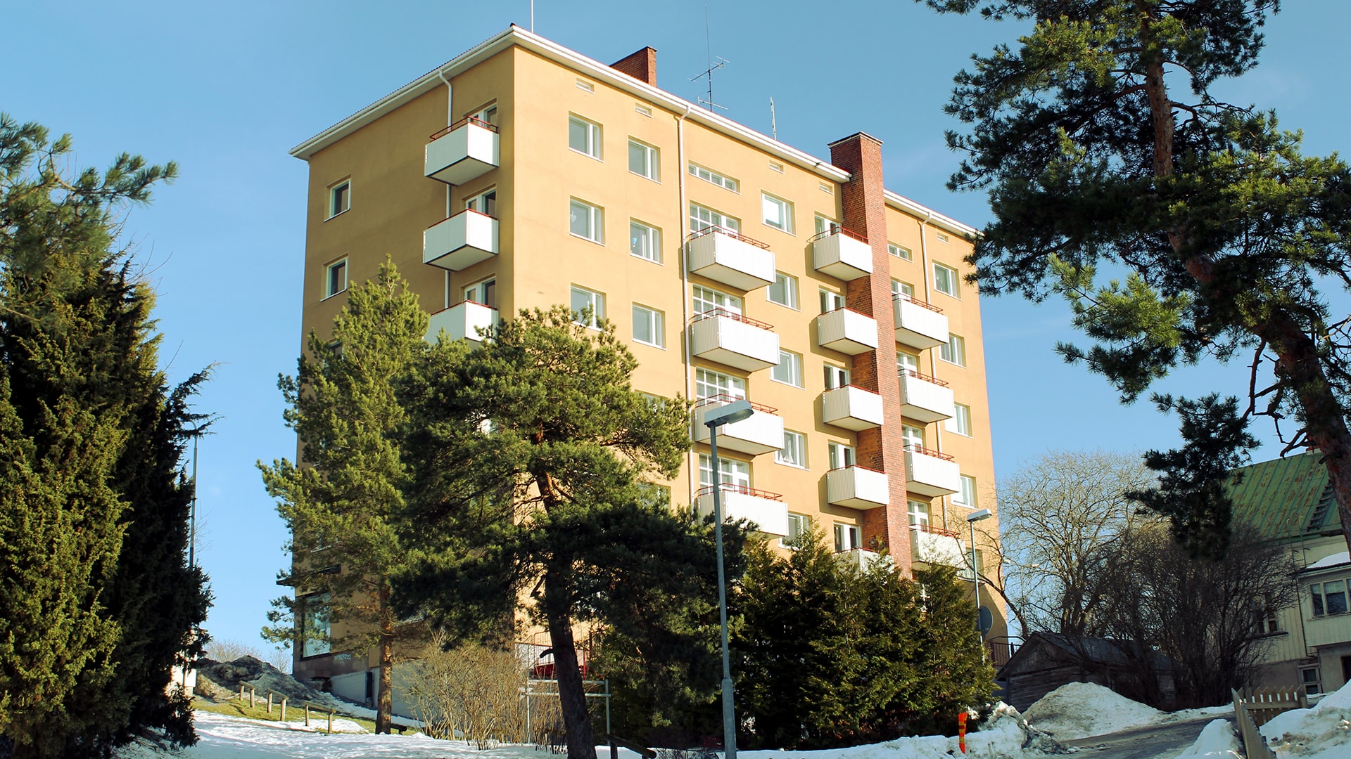 1920 keltainen kerrostalo