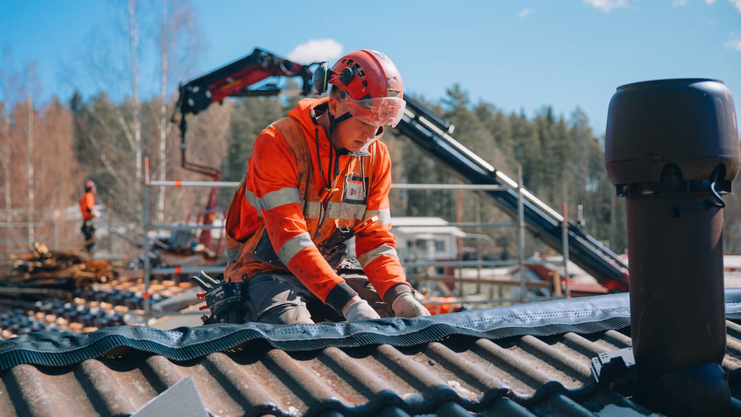 Taloyhtiön tiilikaton remontti on käynnissä Kattokeskuksen toimesta