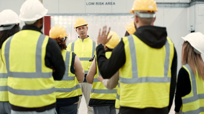 Rakennustyömaallasi kesätyöntekijä: perehdytys, veronumero ja työnantajan velvoitteet