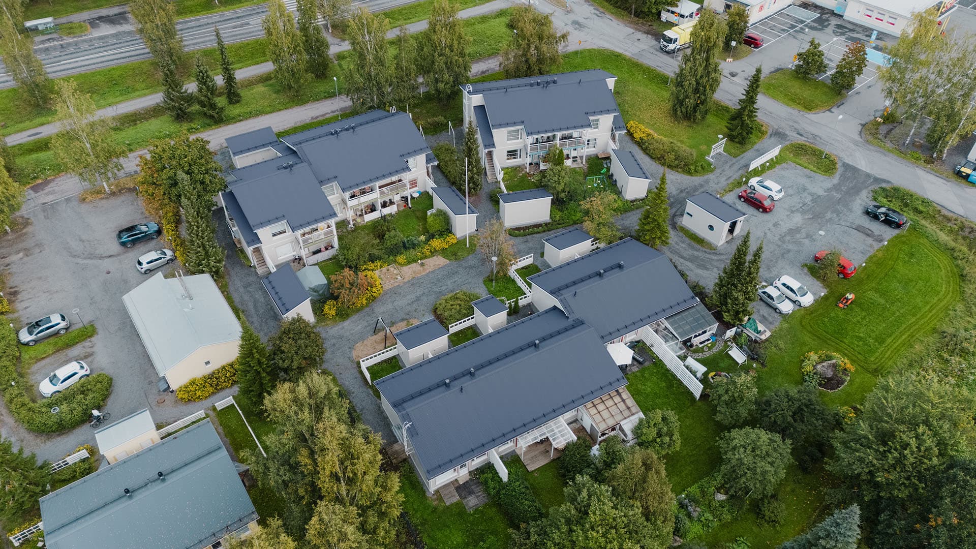 <p data-block-key="kyokn">Mikäli asuinkaava sen sallii, katemateriaalin vaihto toiseksi onnistuu suurimmassa osassa kiinteistöjä, esimerkiksi tiilikaton vaihtaminen peltikatoksi.</p>