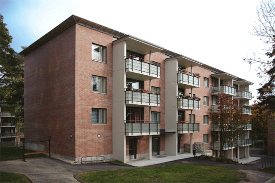 <p data-block-key="irraw">ERAT Arkkitehtien suunnittelema Teuvo Pakkalantien peruskorjaus oli hyvä esimerkki laadukkaasta ja koko elinkaaren huomioivasta peruskorjauksesta. Elinkaaritavoitteeksi asetettiin 100-vuotta ja siksi esimerkiksi julkisivuun valittiin paikalla muurattu tiili, toteaa arkkitehti Lönnqvist.</p>