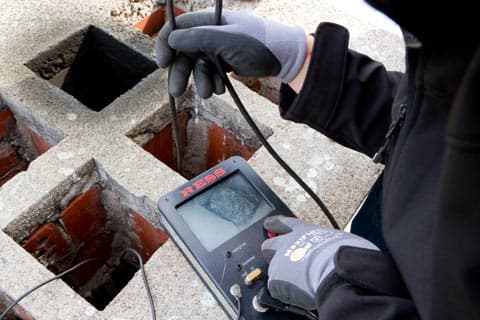 <p data-block-key="83y33">Piipun sisäpuolisten vaurioiden kartoitus voidaan tehdä myös kuvaamalla hormit sisältäpäin.</p>