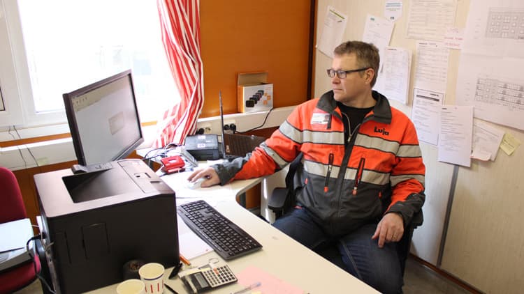 <p data-block-key="1z00d">Kun ajatellaan, että talot saavat kauniin muuratun julkisivun, uudet tilavammat parvekkeet kevennettyine lasikaiteineen, sekä uuden ilmanvaihdon lisäksi kiintokalusteita myöten uusitut sisäpinnat, voidaan sanoa, että taloista tulee täysin uudistuotantoa vastaavat, kommentoi Seppo Pahkala.</p>