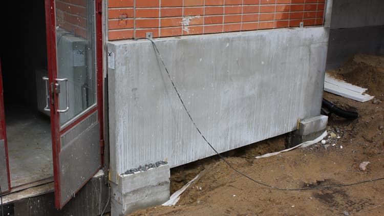 <p data-block-key="yb2zh">Perustustyötä nopeuttava elementtiratkaisu säästi aikaa ja työkustannuksia. Sokkelielementtien alle pilarien kylkeen valettiin ainoastaan pilasterit, joiden päälle asennettiin valmiit muurausta kantavat sokkelielementit.</p>