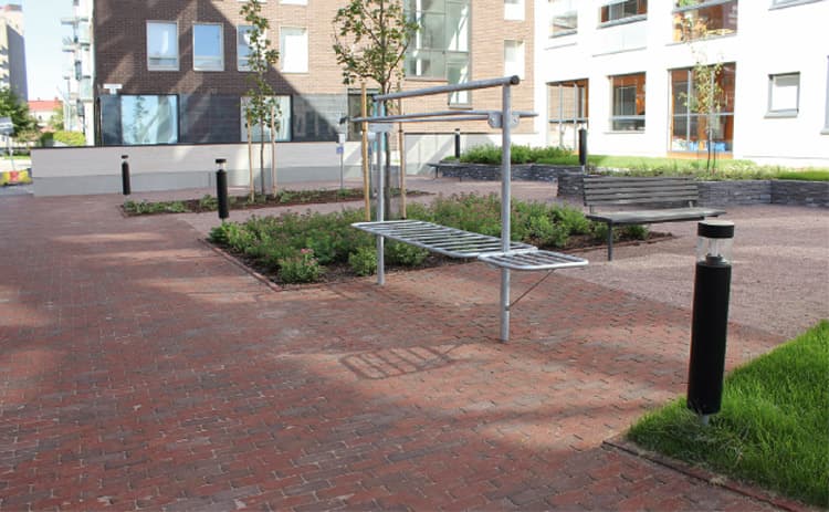 Kaunis piha keraamisilla pihatiilillä