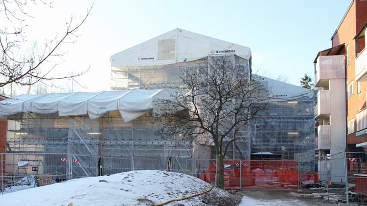 Markkinatien tiilijulkisivukorjaus etenee