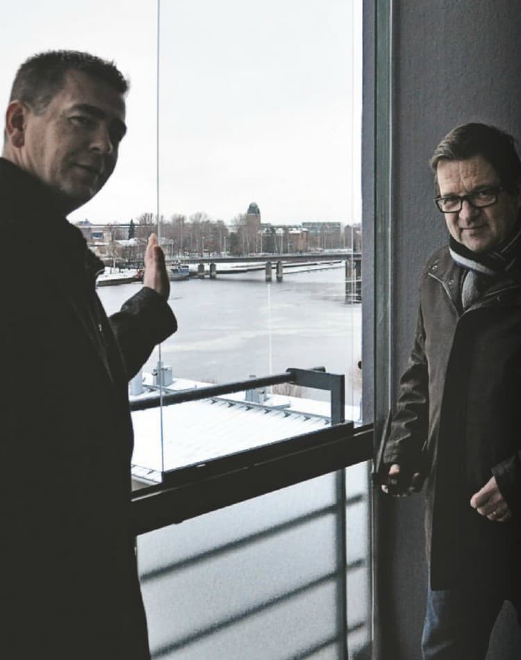 <p data-block-key="nbwvf">Toni Romppanen Lumonin projektimyynnistä ja isännöitsijä Hannu Hautanen.</p>