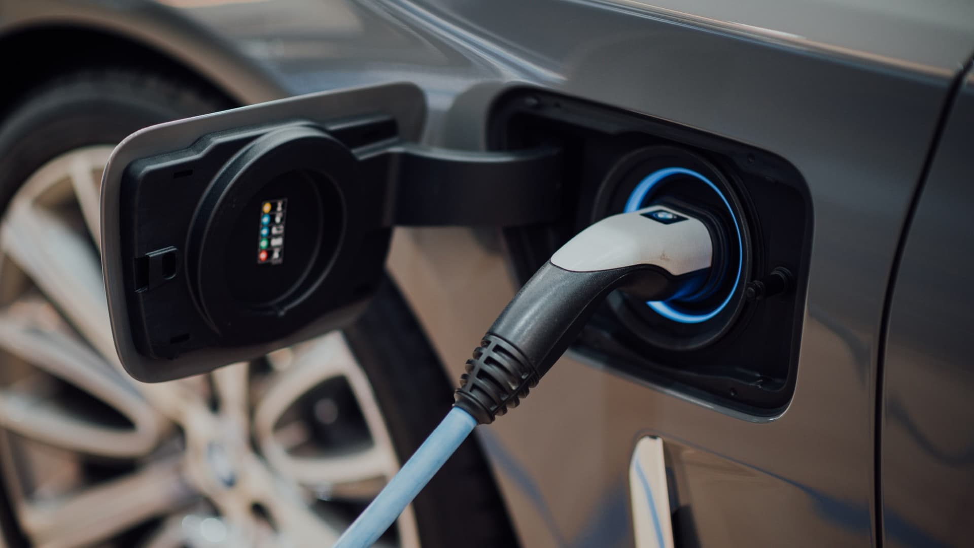 Sähköautojen latauspaikkavelvoite hiertää taloyhtiöissä