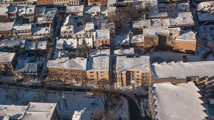 Mikä on taloyhtiön hallituksen vastuu lumikuormavahingoissa?