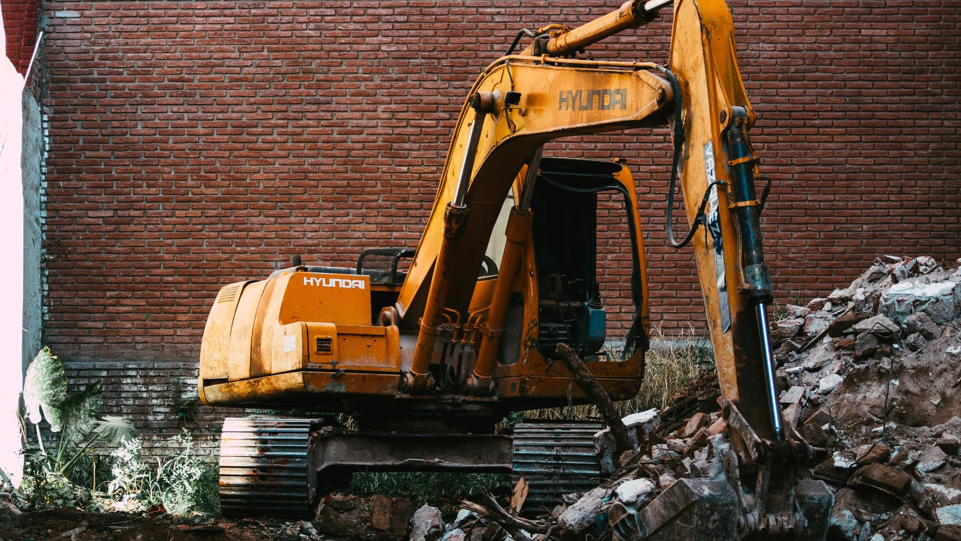 Tukes varoittaa hengenvaarasta: Taloja puretaan sähköjen ollessa vielä päällä