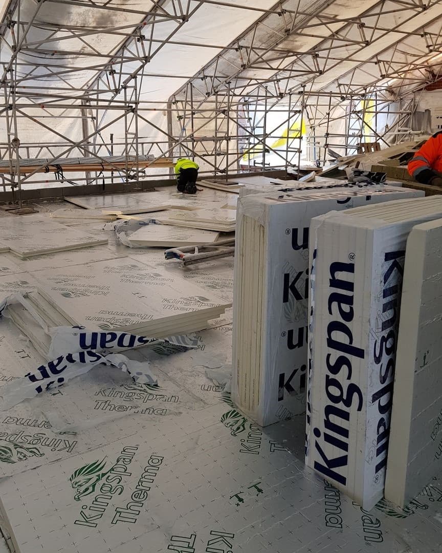 Kingspan Therma eristelevyjä kattoremonttikohteessa. Kohteen päälle asennettu suojahuppu.