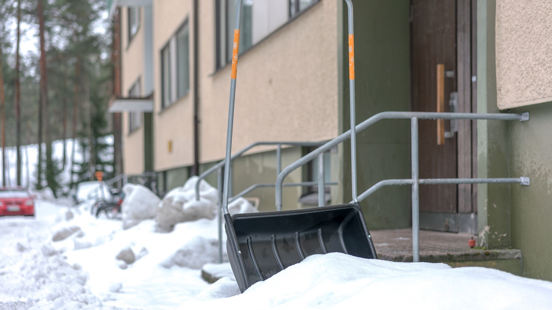 minne lumet saa kasata taloyhtön pihalla