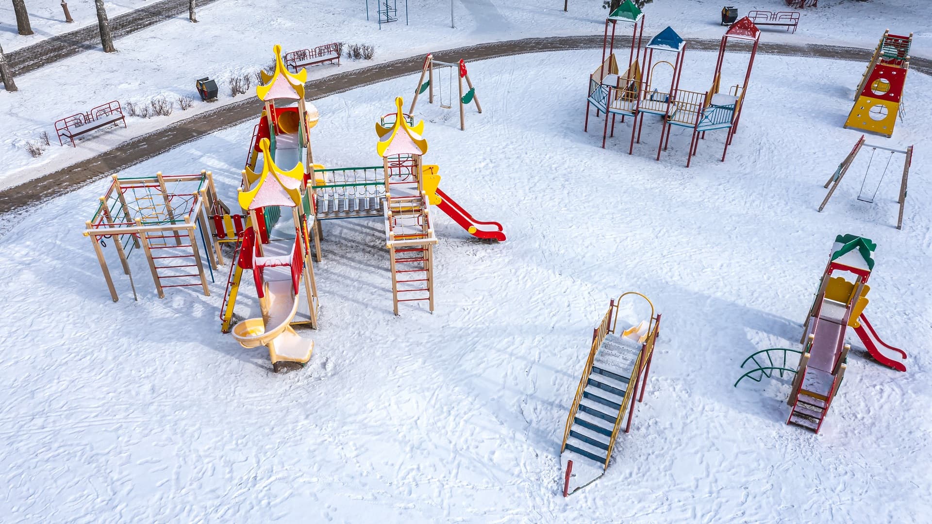 <p data-block-key="w9rz1">Taloyhtiön pihan lumenkäsittelyssä ratkaistaan, missä kulku pysyy turvallisena ja missä lumikasoista alkaa syntyä riskejä sekä kiistoja. (Kuva Adobe Stock)</p>