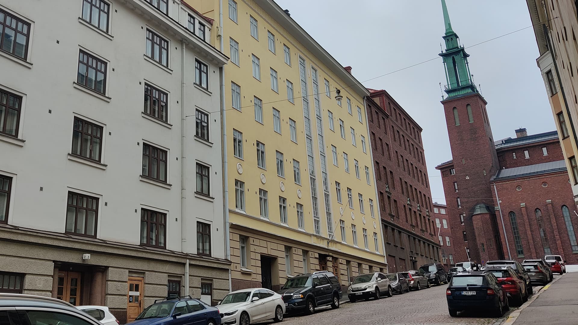 <p data-block-key="ack4b">Taloyhtiön ongelma on korkeammalle rakennetun naapuritaloyhtiön rakennuksen alta kallionpintoja ja kallion halkeamia pitkin kulkeutuva kosteus matalammalle rakennettuun taloon. Matalammalle rakennetun talon seinä ottaa täten kaikki kosteudet vastaan, eikä sitä voi mitenkään estää. (Kuva SafeDrying, Apollonkadun kohde)</p>