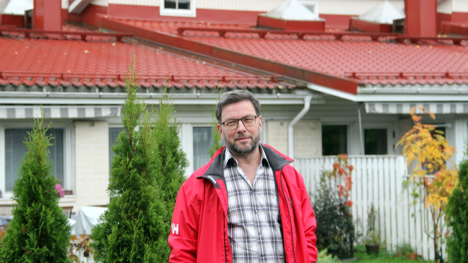 Rivitaloyhtiön lisäeristys puhallettiin talkoilla