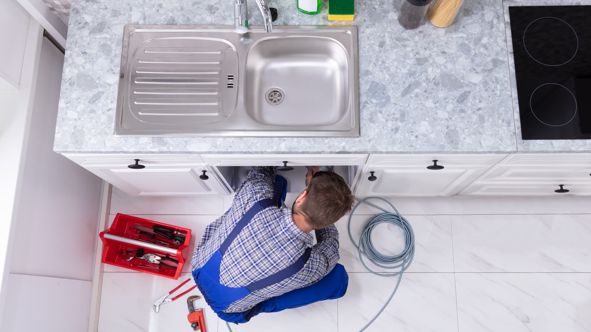 Vappu on viemäritukosten sesonkiaikaa - syynä on perinteinen vappuherkku