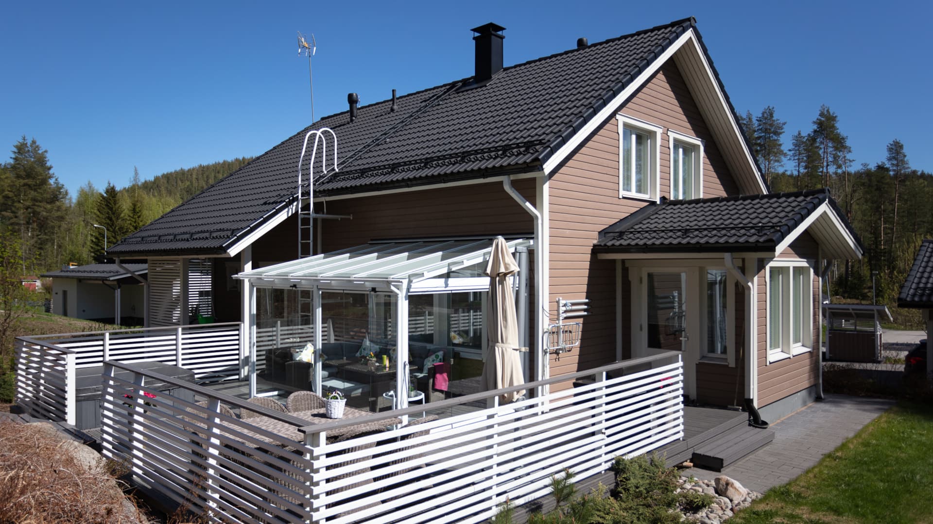 Lasiterassi sopii myös vanhaan taloon