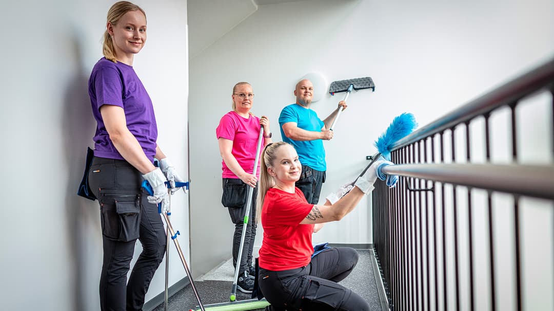 viisi siivoojaa porraskäytävässä