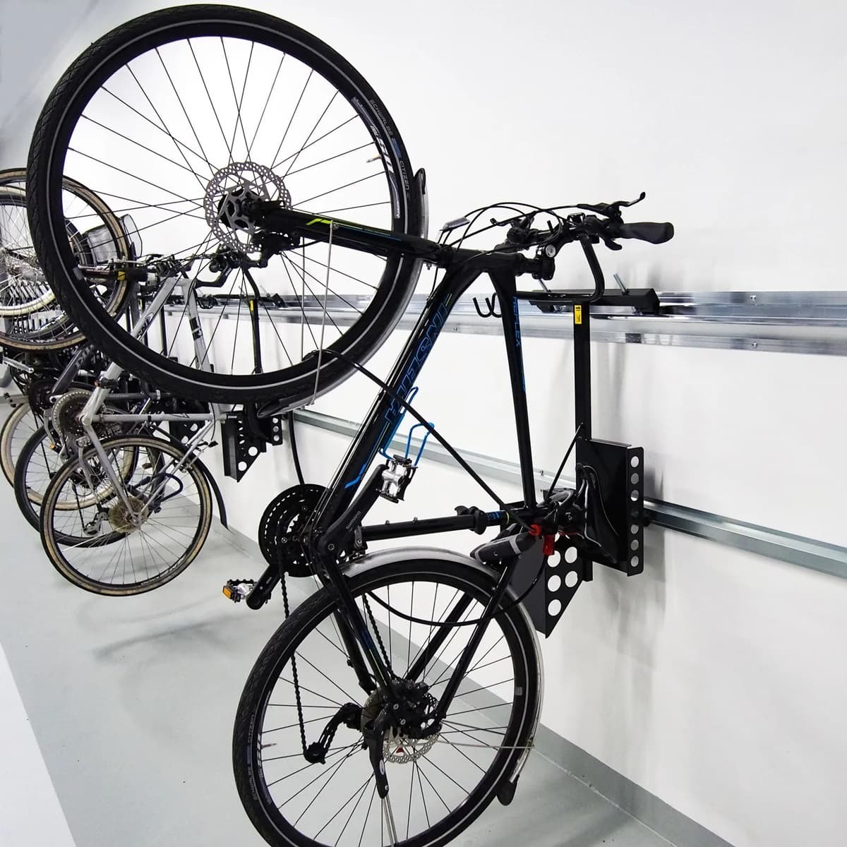 <p data-block-key="pq7j5">Compact PTL-2 tarjoaa liukuvan säilytysratkaisun kahdelle pyörälle eri korkeuksilla – helppo käyttää ja tilaa säästävä.</p>