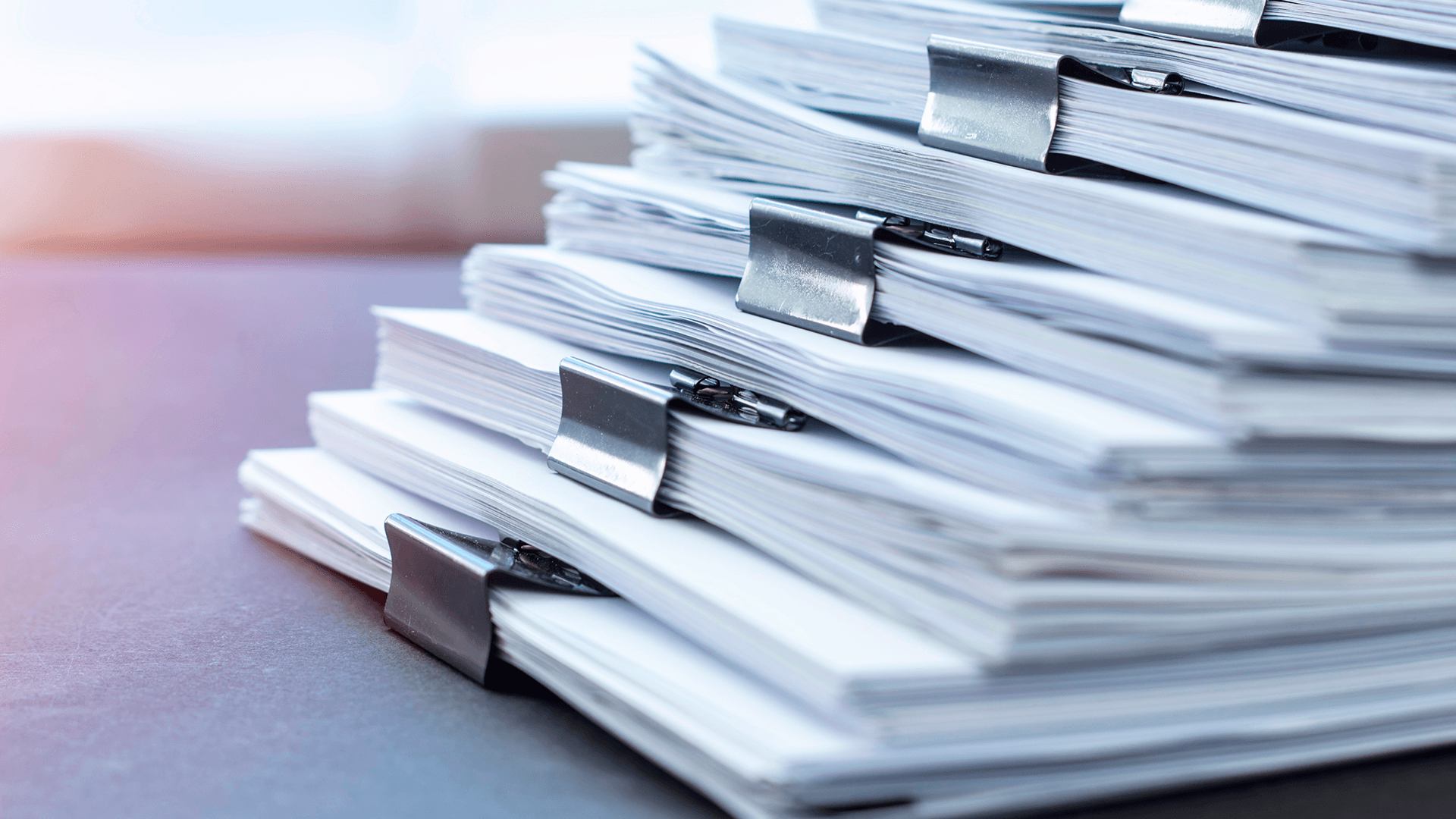 <p data-block-key="954j4">Osakkaat tutustuvat kokousmateriaaleihin etukäteen ja tulevat valmistautuneina yhtiökokoukseen. (Kuva Adobe Stock)</p>