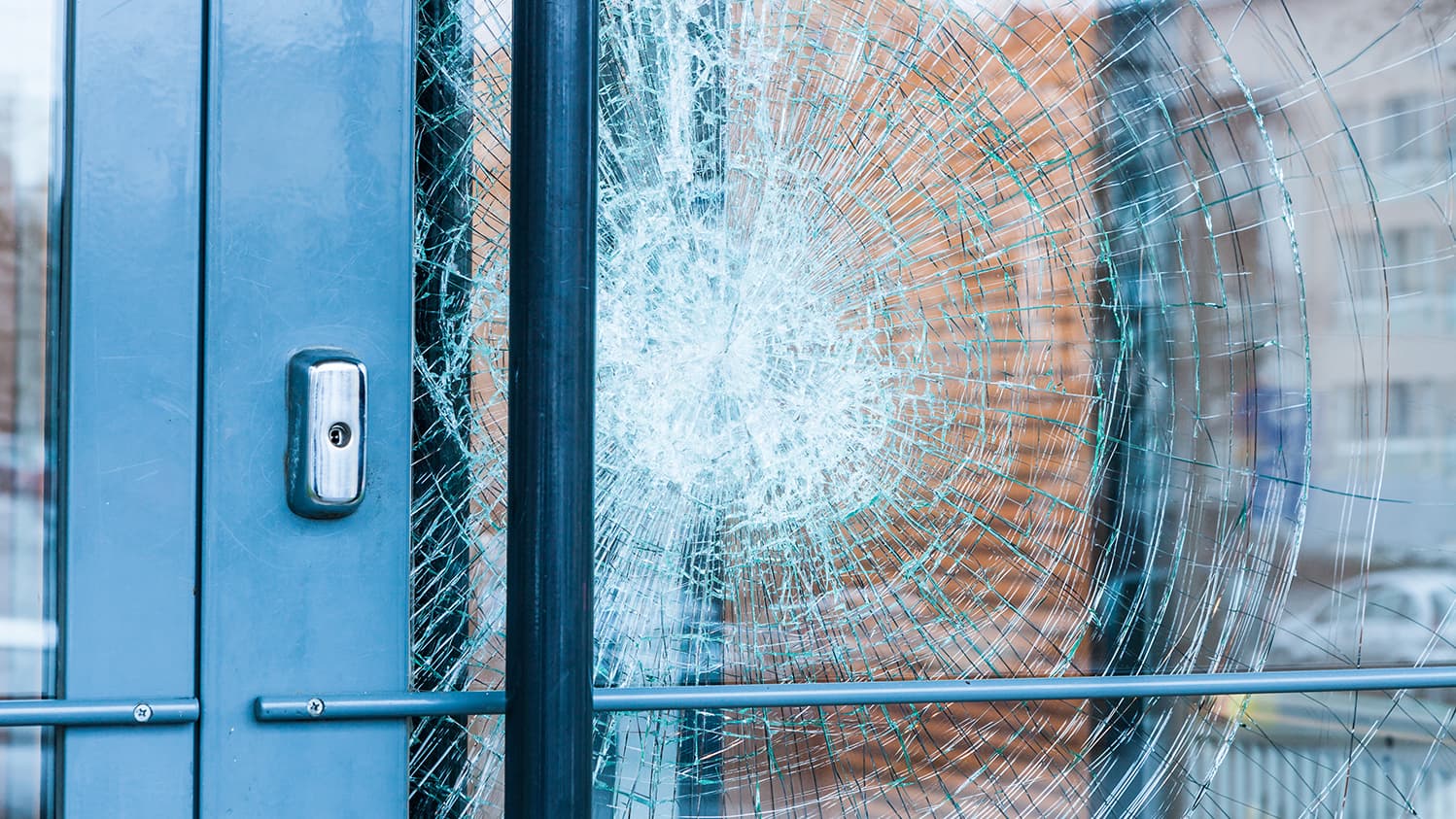 Viikon kysymys: Rappukäytävän ulko-ovi rikottu