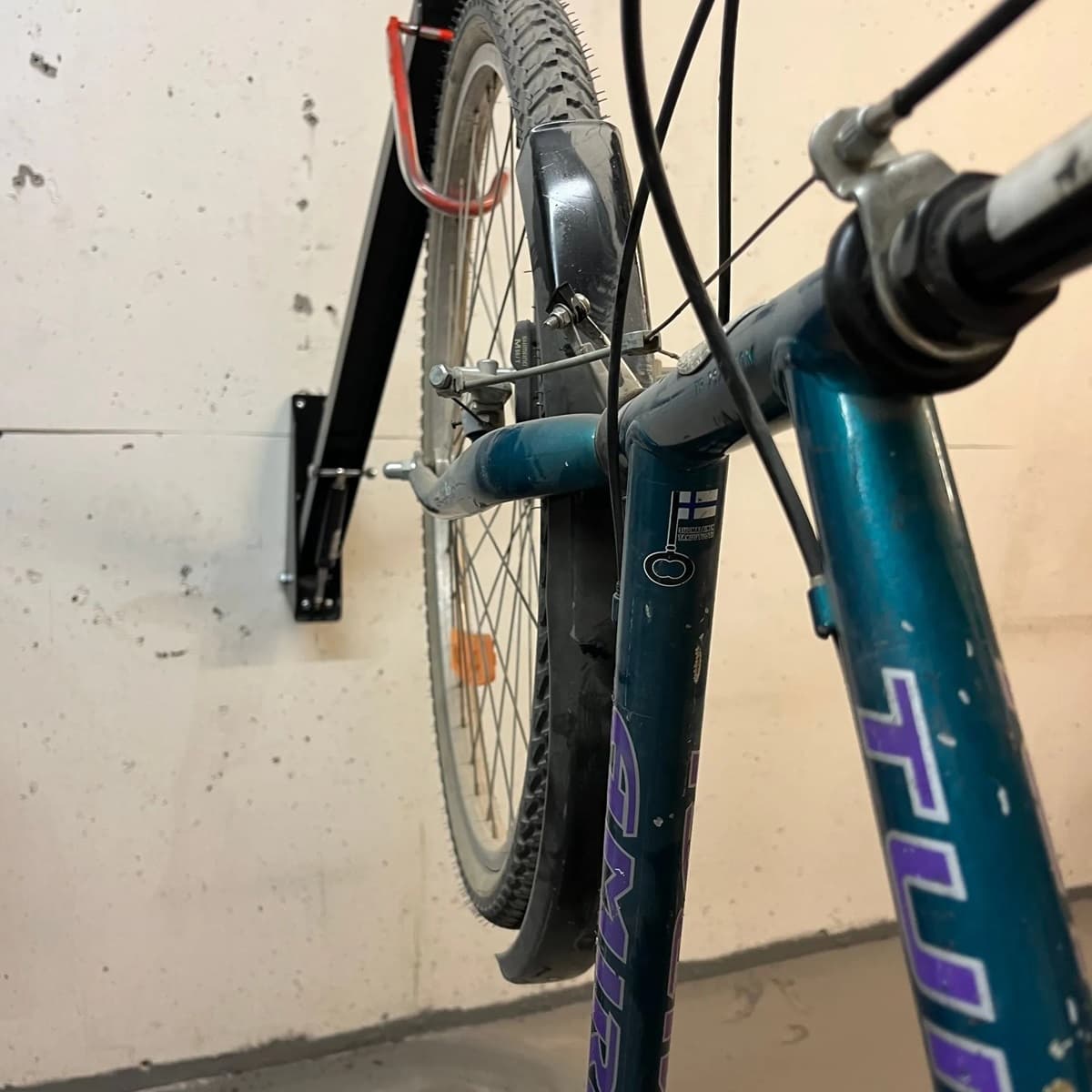 <p data-block-key="exjc0">Lifthanger on teräksinen pyöränosturi, jolla nostat yhden pyörän seinälle eturenkaasta. Helppokäyttöinen ratkaisu, joka asennetaan yksittäin noin 600 mm:n välein.</p>