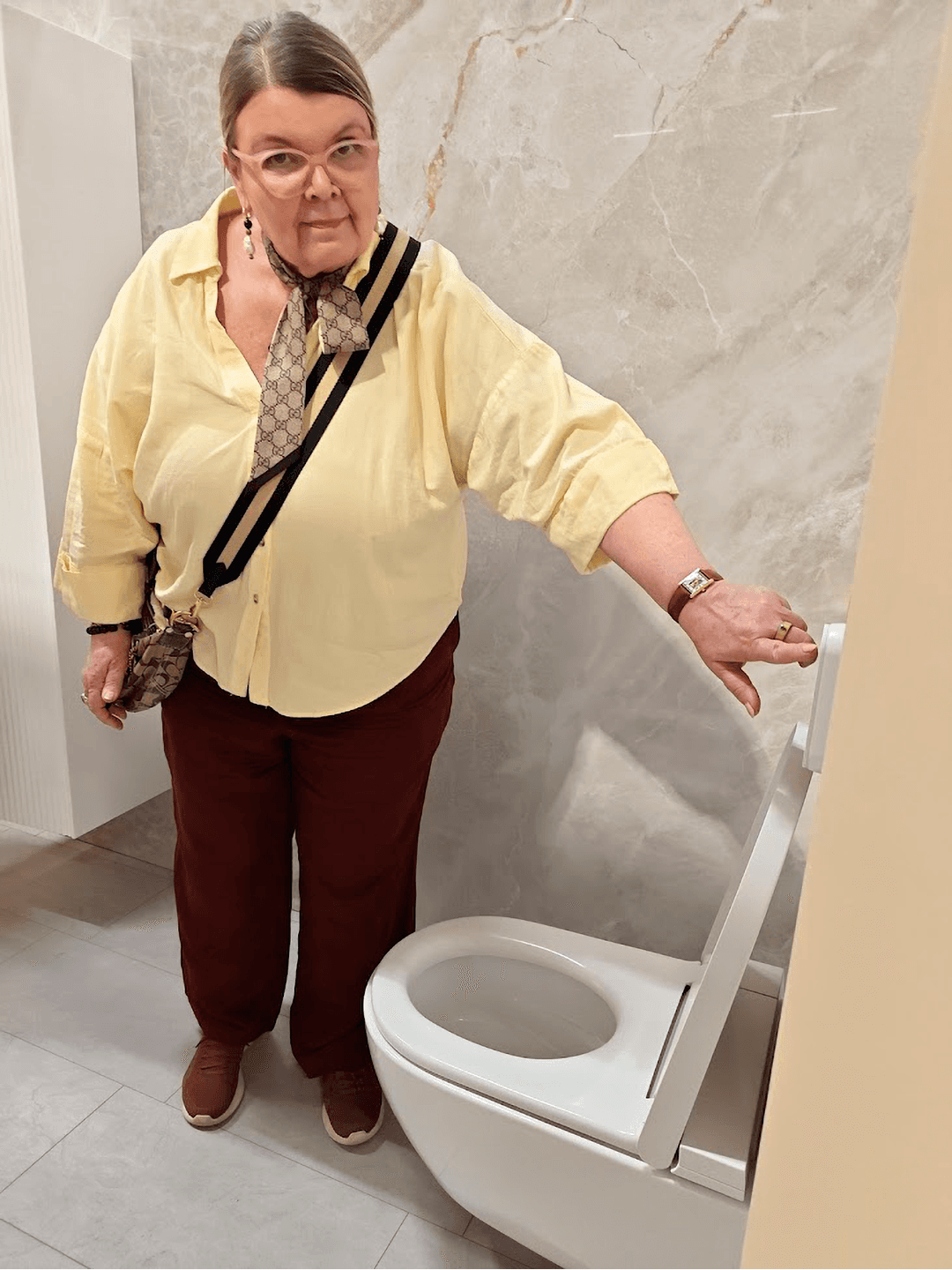 <p data-block-key="wyvxr">Sisustussuunnittelija Malla Tapio esittelee Kevätmessuilla 2026 Christoffer Strandbergille suunnittelemaansa kylpyhuonetilaa, jonne Malla valitsi Geberitin pesu-wc mallin. (Kuva Sari Nieminen)</p>