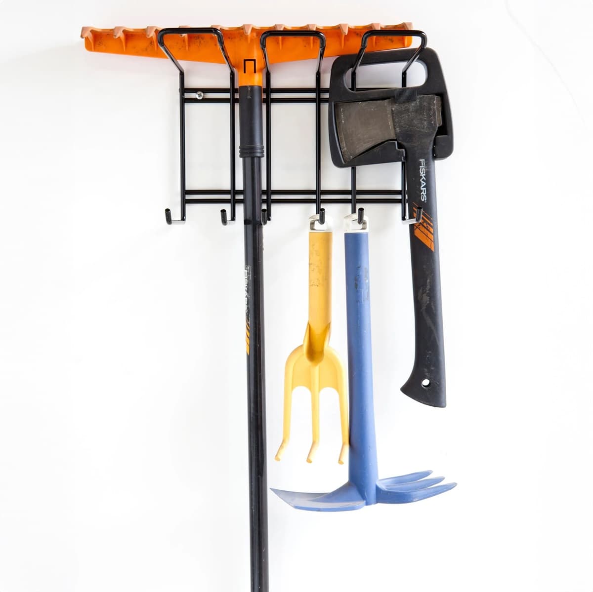 <p data-block-key="rq4mo">MultiRack MT-6 on monitoimiteline, johon mahtuvat kausivälineet, kuten puutarhavälineet, sauvat, sukset, luistimet, kypärät ja muut varusteet selkeästi järjestettyinä.</p>