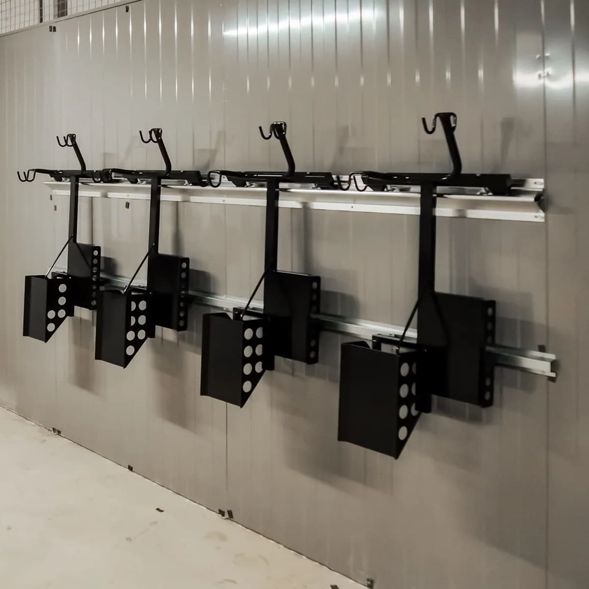 <p data-block-key="pq7j5">Pyörät kiinnitetään ohjaustangosta satulatelineen tukea vasten, ja järjestelmä voidaan asentaa seinään tai metallirakenteisiin ohjeiden mukaan.</p>