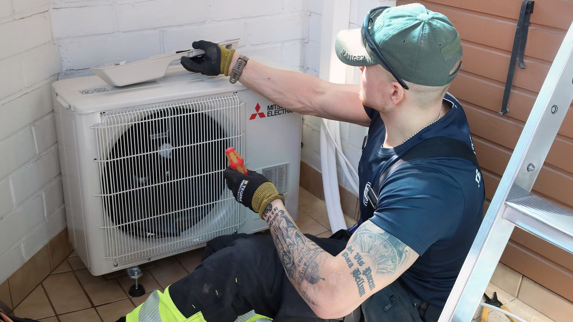 TehoPosakon jälleenmyyjä asentamassa Mitsubishi Electric viilentävän ilmaläpöpumpun ulkoyksikköä kopio