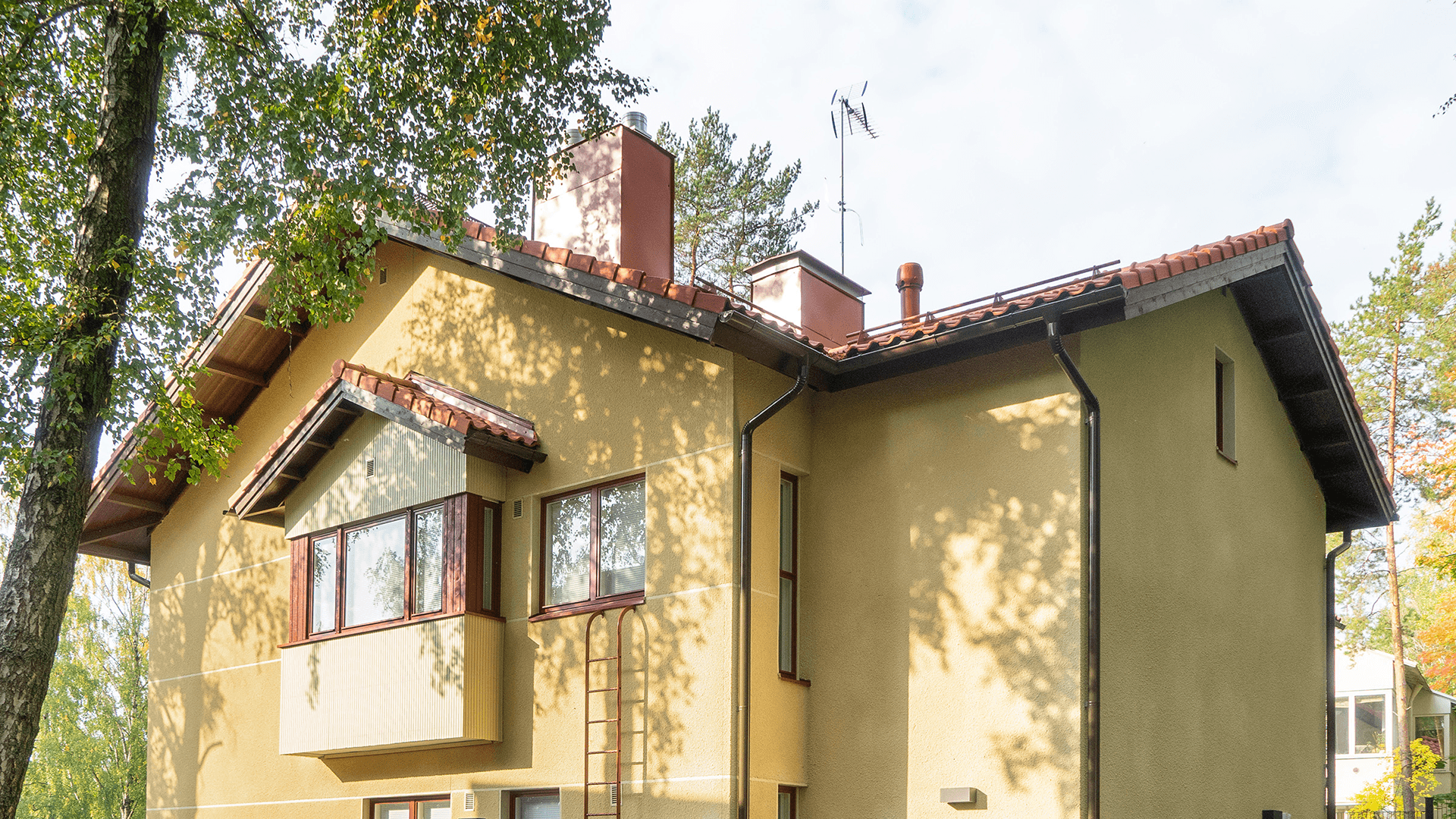 <p data-block-key="enye2">Pääsuunnittelija Tero Seppäsen johdolla Doventus Oy laati kaikki suunnitelmat vaativaan korjausrakentamiskohteeseen tähän asemakaavassa suojeltuun asuinrakennukseen. Vesikatolle asennettiin uusi savitiilikate. (Kuva Doventus Oy)</p>