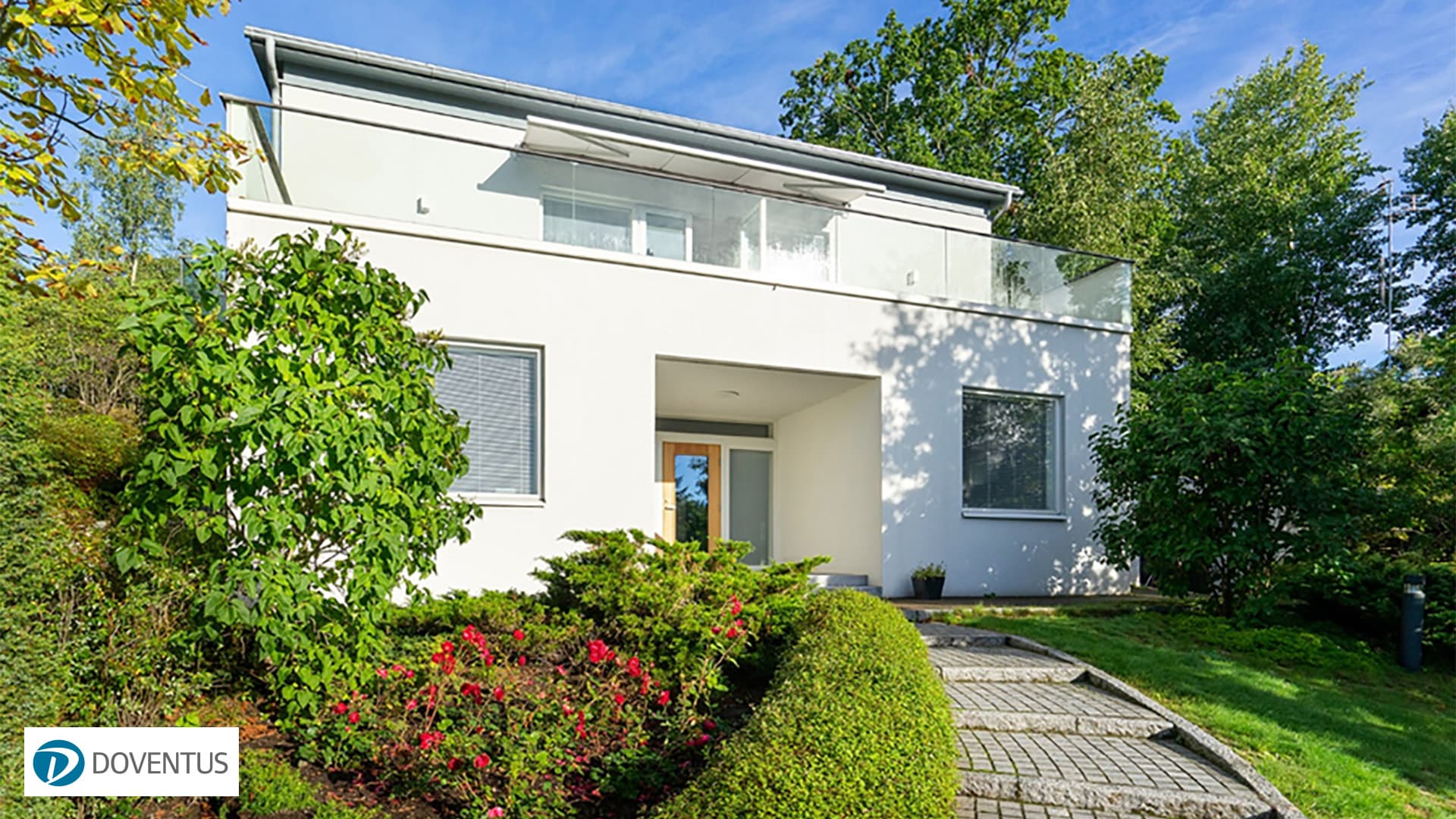 <p data-block-key="ngl3b">Yksilöllisesti suunnitellussa pientalossa sisä- ja ulkotilat ovat sopusoinnussa toisiinsa. Kaunis kaareva kiviporras johdattelee kulun kohti kodin pääovea. Kotiin on hyvä tulla.</p>