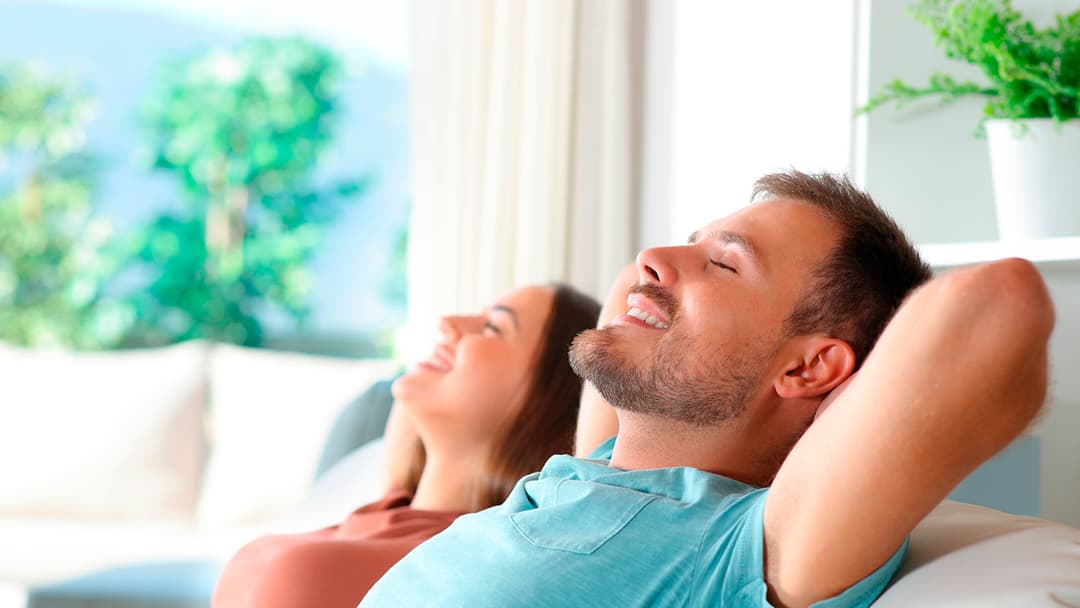 iloinen pariskunta sohvalla