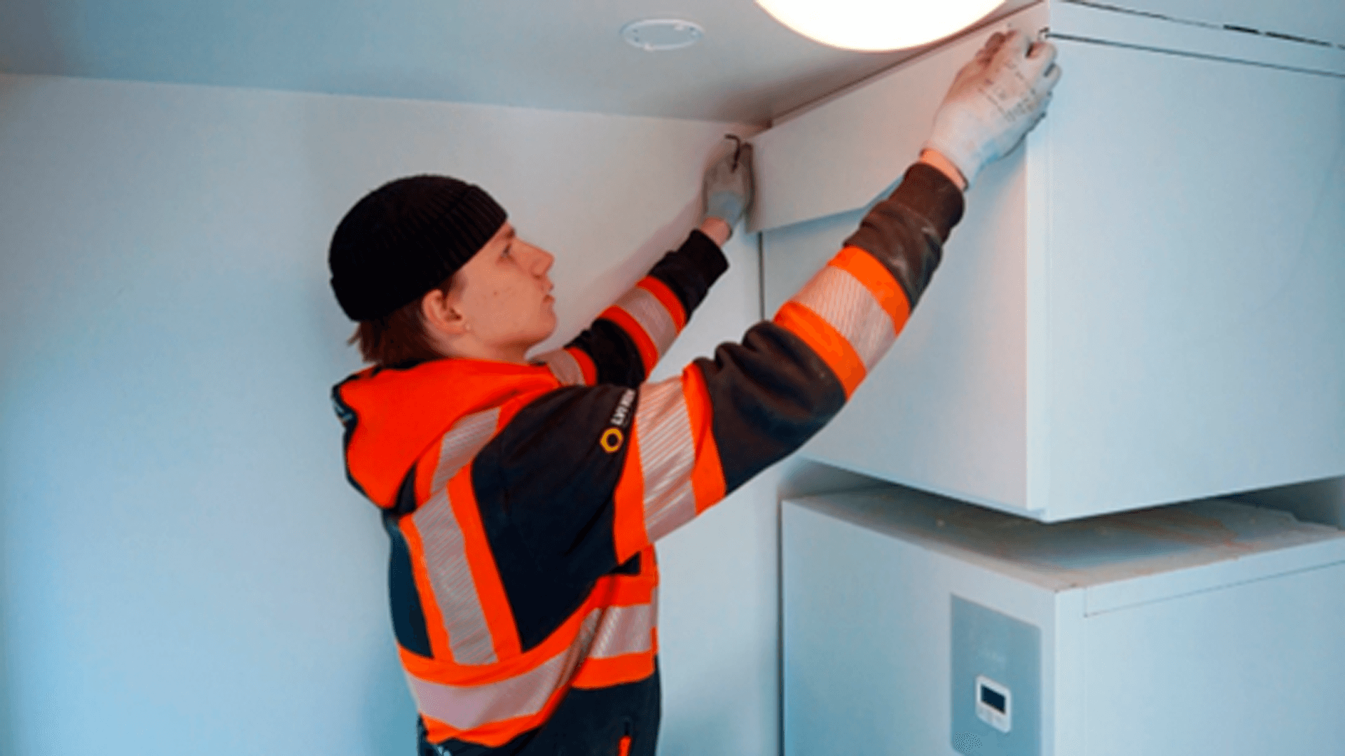 <p data-block-key="xi3ph">Moderni ilmanvaihtokone pitää huolta asuintilojen sisäilmasta automaattisesti sisäänrakennettujen kosteus- ja hiilidioksidiantureiden avulla. Kone tuo tilaan jatkuvasti puhdasta, suodatettua ja halutun lämpöistä ilmaa ja tehostaa ilmanvaihtoa tarpeen mukaan. (Kuva Vallox Oy)</p>