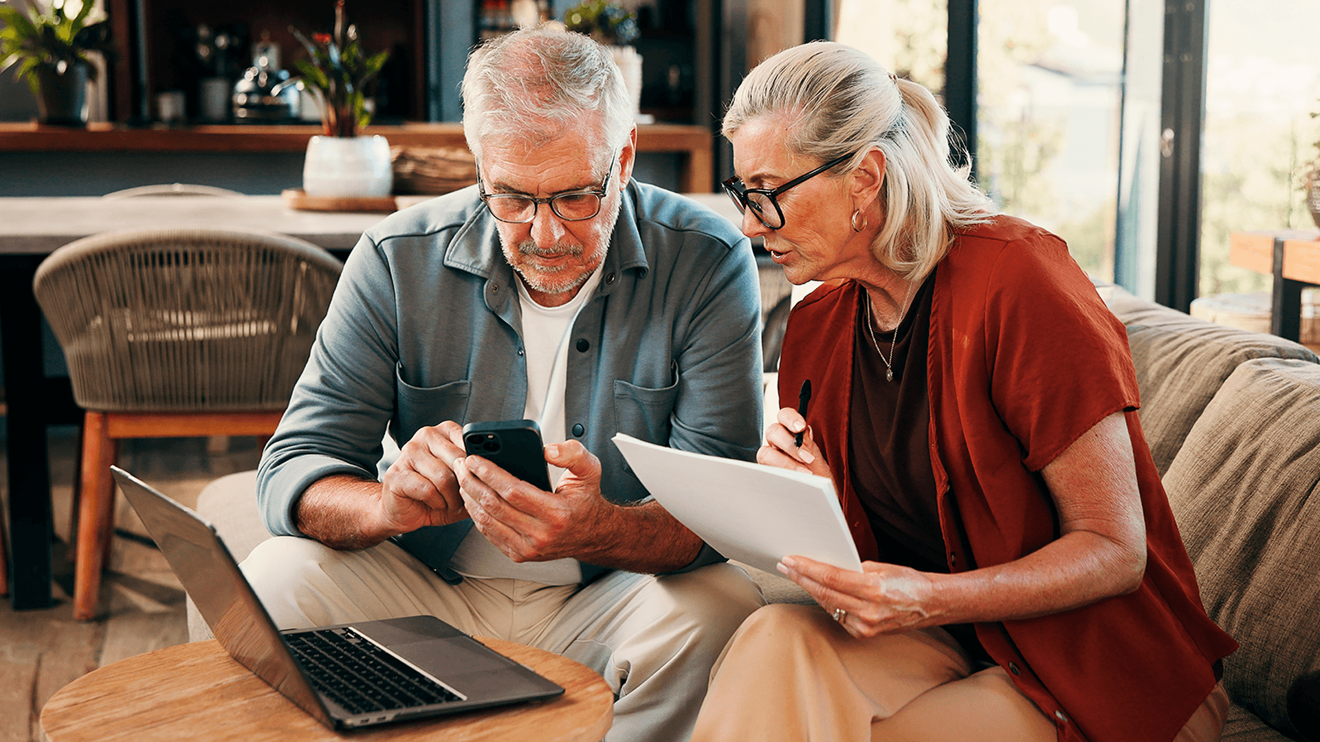 <p data-block-key="rduhl">Osakkaan kannattaa tarkistaa isännöitsijäntodistuksesta yhtiövastike, lainaosuudet ja mahdolliset erääntyneet maksut, koska ne vaikuttavat suoraan asumisen kuukausikustannuksiin. (Kuva Adobe Stock)</p>