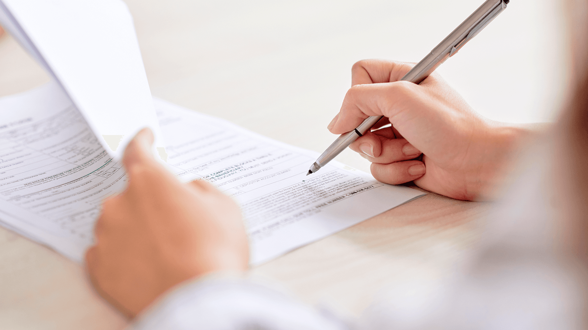 <p data-block-key="rduhl">Tuore isännöitsijäntodistus nopeuttaa kaupantekoa: ajantasaiset liitteet, kuten tilinpäätös ja talousarvio, vähentävät lisäkysymyksiä ja ehkäisevät viiveitä asuntokaupan dokumenteissa. (Kuva Adobe Stock)</p>