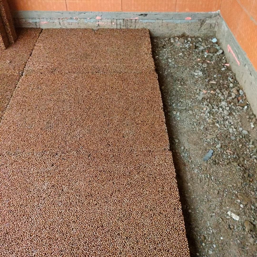 Isodrän levyä on alettu asentaa lattialla suoraan hiekan päälle