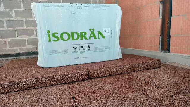 isodrän levyä lattialla ja päällä paketti samaa levyä