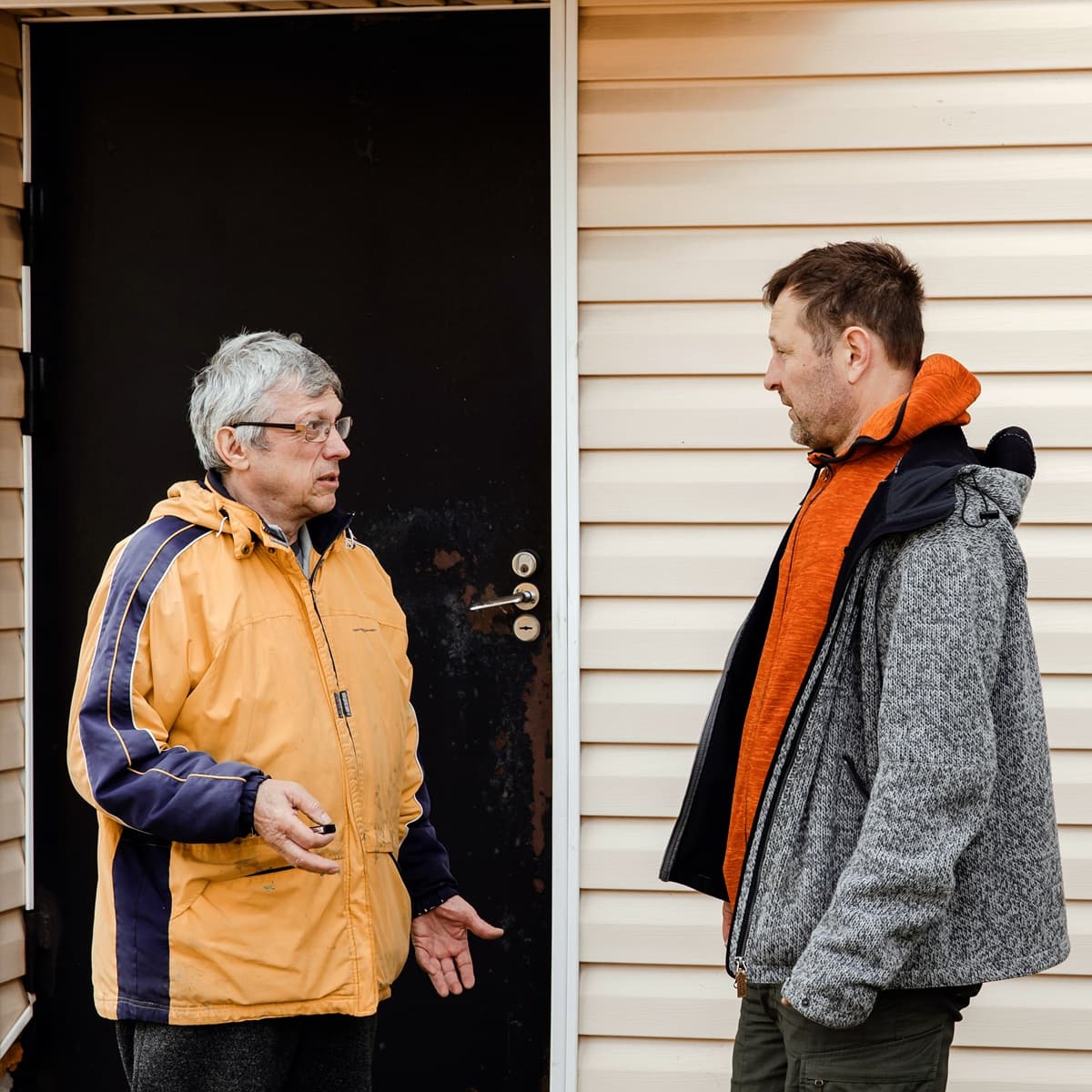 <p data-block-key="7ixzy">Esteettömyyttä kannattaa arvioida koko reitiltä pihalta asunnon ovelle. Jo muutama porras, korkea kynnys tai raskas ulko-ovi voi vaikeuttaa itsenäistä liikkumista. (Kuva: Envato)</p>