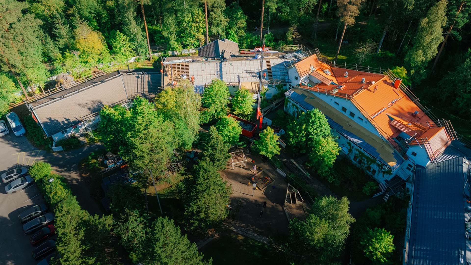 <p data-block-key="nkf0t">Ilmakuva havainnollistaa, kuinka taloyhtiön kattoremontti vaikuttaa koko pihapiiriin: nostokalusto ja kulkureitit onkin suunniteltava niin, että asukkaiden arki pysyy mahdollisimman sujuvana. Kuva: Kattokeskus</p>