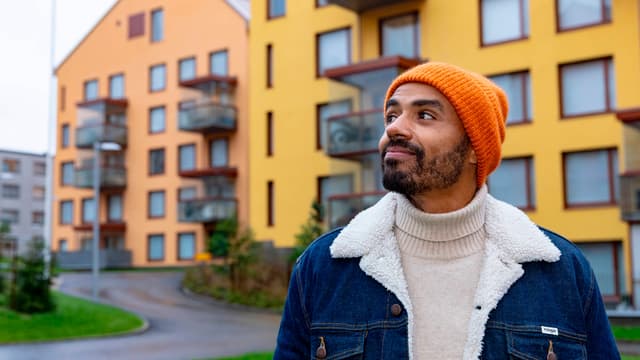 mies miettii kerrostalon pihalla