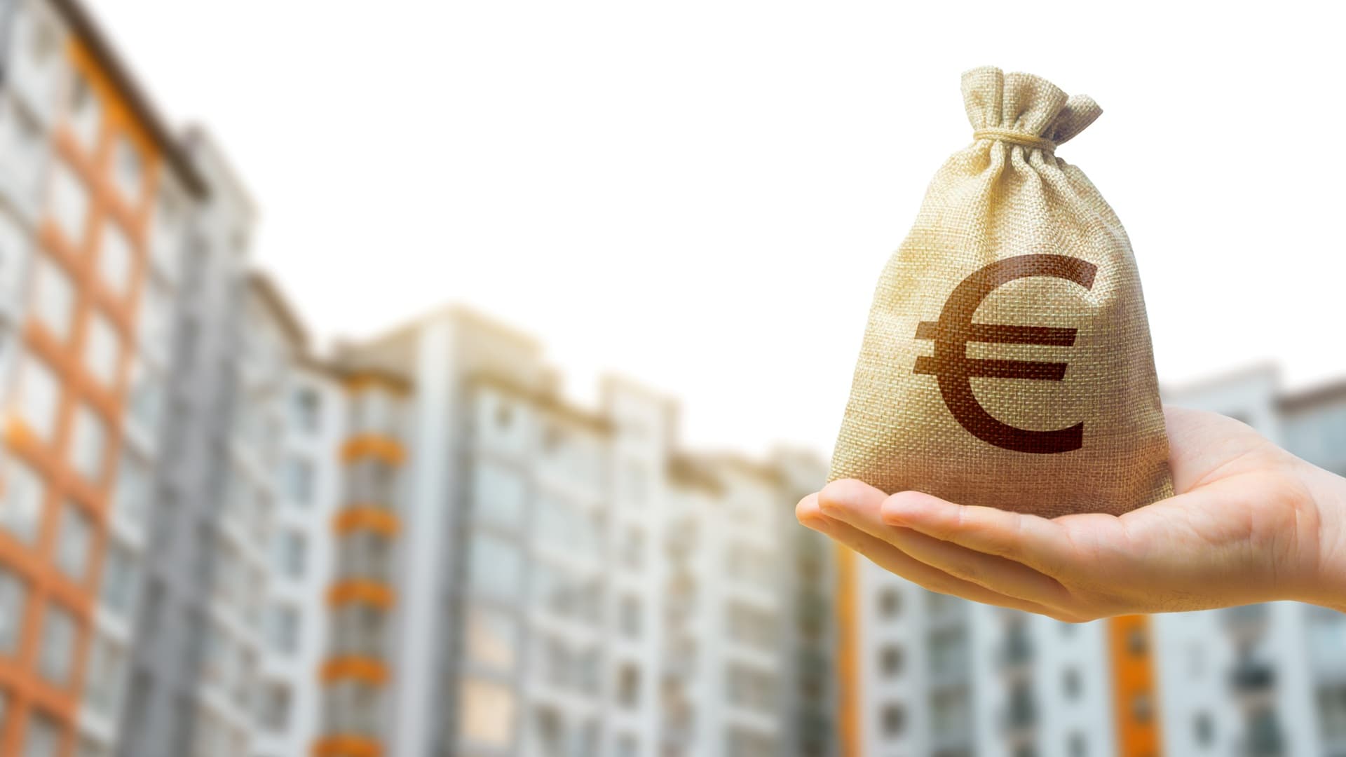 kerrostalot ja euromerkki säkissä