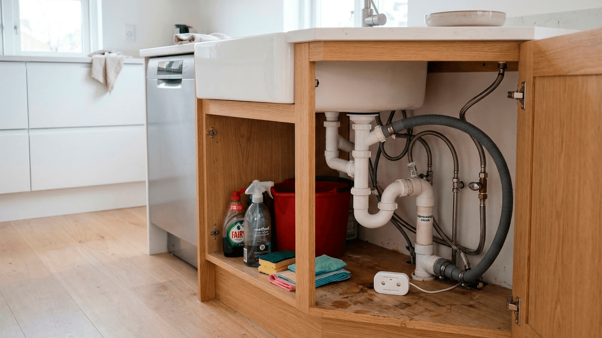 <p data-block-key="9x8q5">Astianpesukoneen ja pyykinpesukoneen liitännät kuuluvat kodin tyypillisiin vuotoriskeihin. Letkujen kunto ja kiinnitykset kannattaa tarkistaa säännöllisesti. (Kuva: AI-havainnekuva / Sari Nieminen )</p>